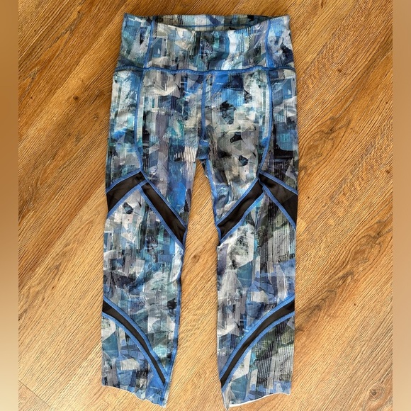 Lululemon On Pace Crop in Sun Dazed Multi Blue, size 6 - Picture 2 of 6